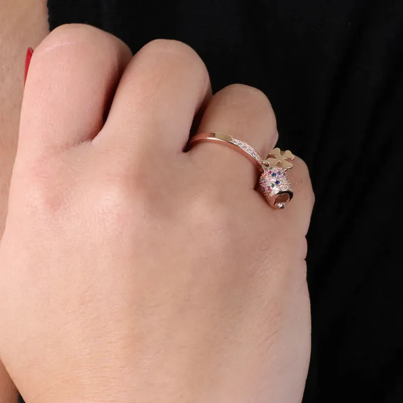 Anello in Argento 925 con campanella portafortuna e quadrifoglio impreziosito da zirconi multicolore