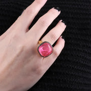 Anello in Argento 925 con zircone centrale color rubino, impreziosito da zirconi neri