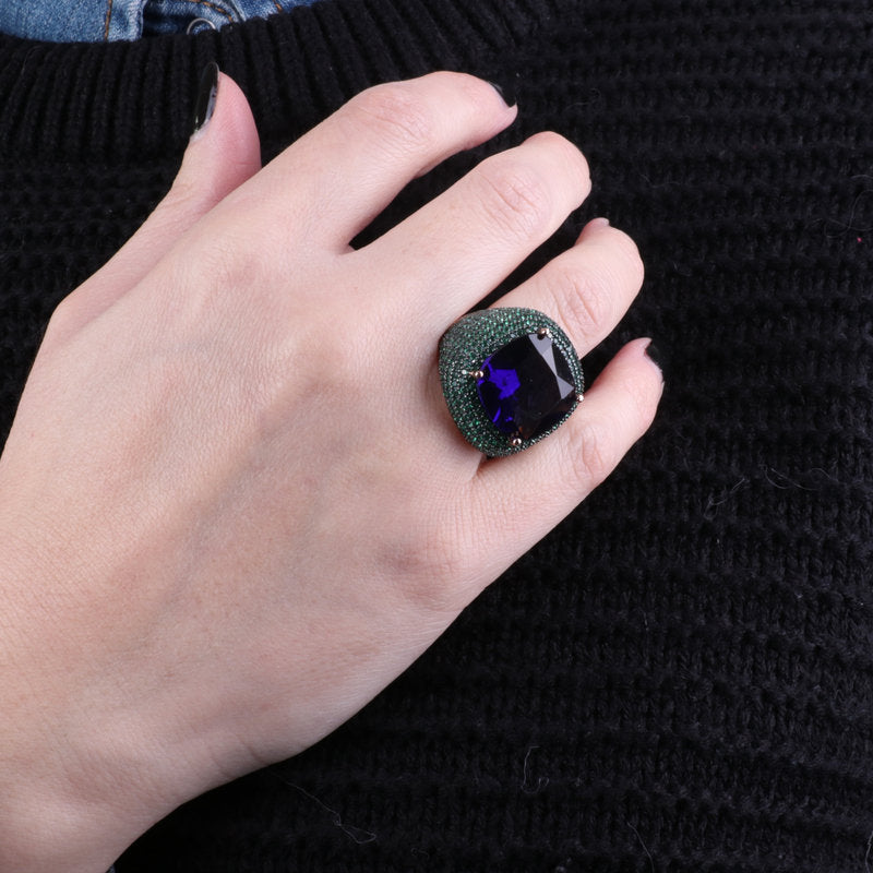Anello in Argento 925 con grande zircone centrale viola e zirconi verde smeraldo SIMEONE - gioiello BySimon