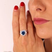 Anello in Argento 925 con zircone blu zafiro a forma di cuore impreziosito da zirconi bianchi