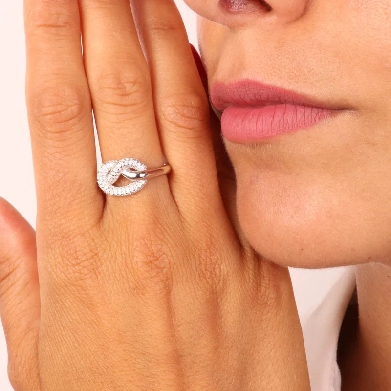 Anello in Argento 925 con nodo impreziosito da zirconi bianchi