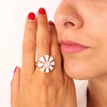 Anello in Argento 925 a forma di fiore smaltato bianco impreziosito da dettaglio centrale in zirconi