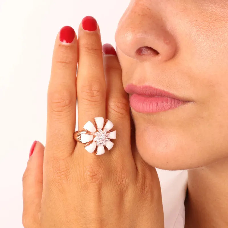 Anello in Argento 925 a forma di fiore smaltato bianco impreziosito da dettaglio centrale in zirconi