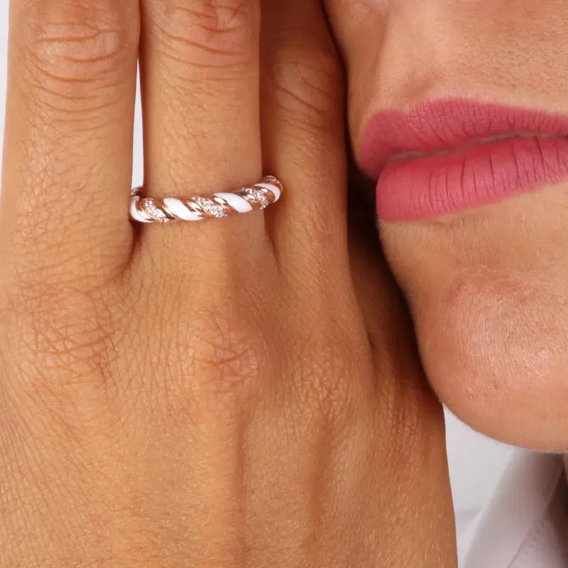 Anello in Argento 925 con intrecci impreziositi da zirconi bianchi e smalti colorati