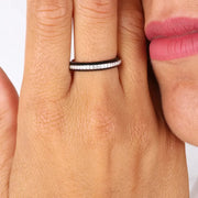 Anello in Argento 925 con fascia di zirconi bianchi e impreziosita da smalti colorati