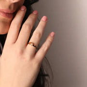 Anello in Argento 925 con smalto nero a pois e zircone color champagne