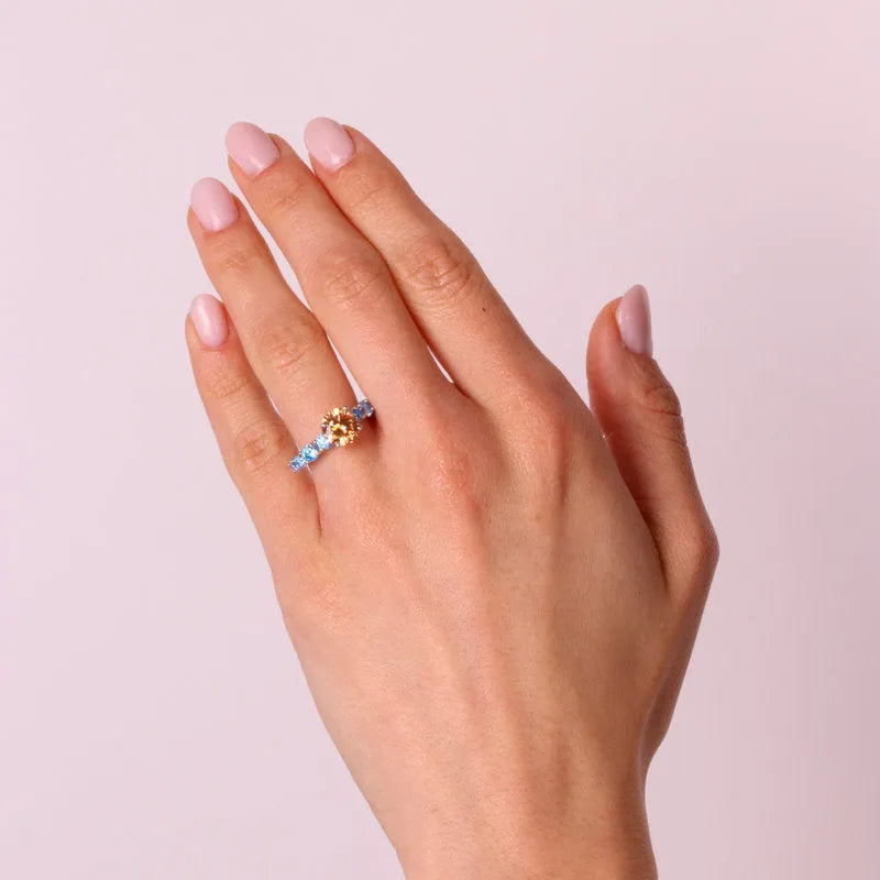 Anello in Argento 925 con zircone centrale champagne e azzurri - BYSIMON gioielli