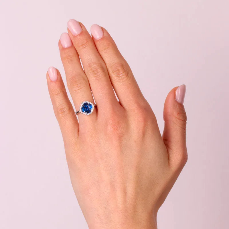 Anello in Argento 925 con zirconi blu e bianchi a forma di fiore Collezione Amsterdam - BYSIMON gioielli