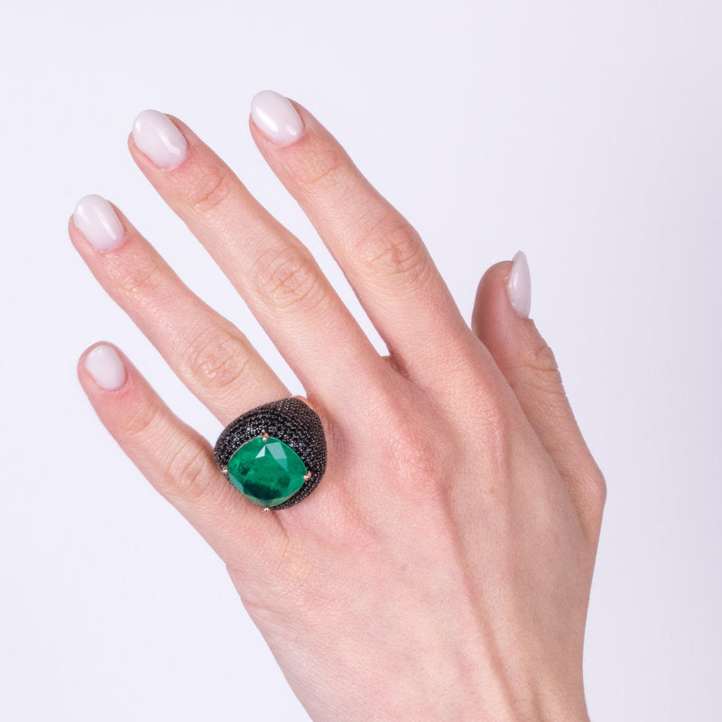 Anello in Argento 925 con grande zircone centrale verde impreziosito da zirconi neri SIMEONE - gioiello BySimon