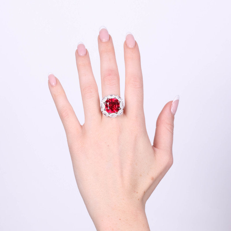 Anello in Argento 925 con zircone rosso impreziosito da zirconi trasparenti SIMEONE - gioiello BySimon