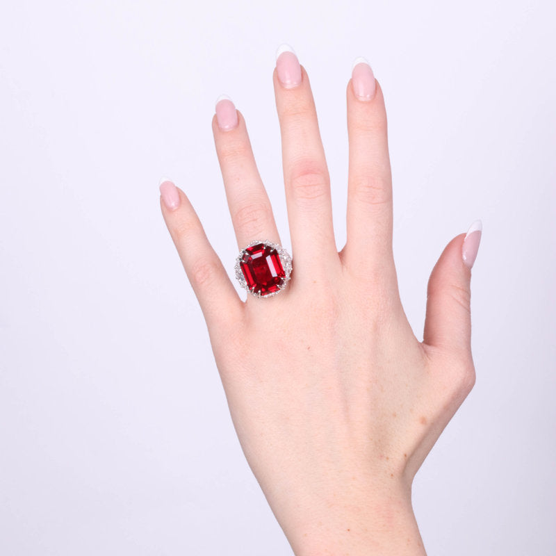 Anello in Argento 925 con zircone rosso impreziosito da zirconi trasparenti SIMEONE - gioiello BySimon