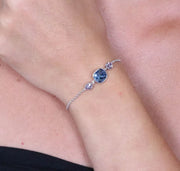 Bracciale in Argento 925 con cristallo dalla colorazione blu denim centrale e doppio punto luce rosa antico ai lati