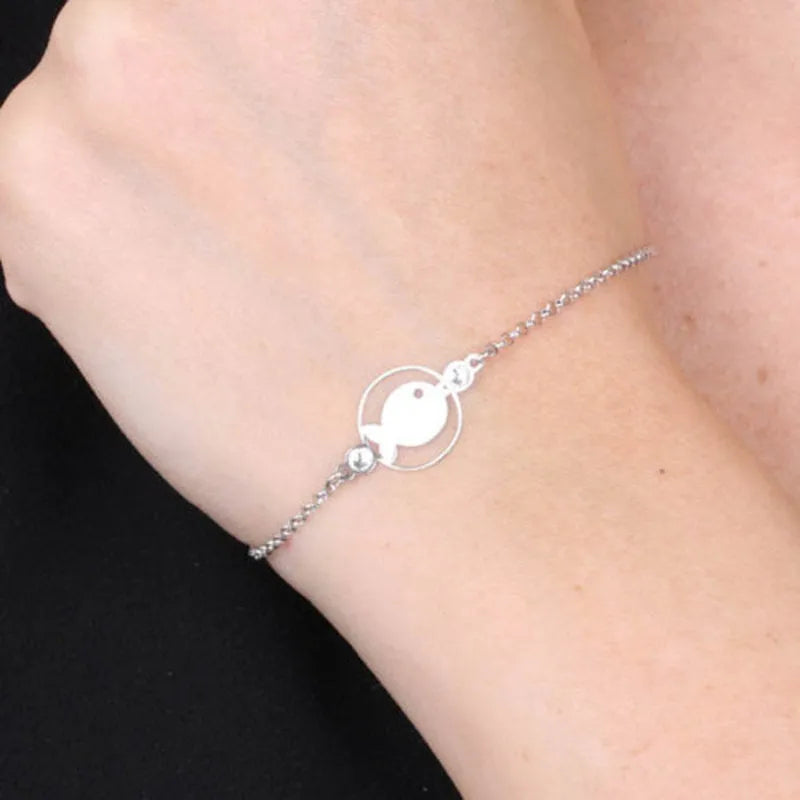 Bracciale in Argento 925 con pesciolino centrale, impreziosito da cristalli bianchi ai lati