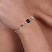 Bracciale in Argento 925 con cristallo carrè blu centrale e punti luce bianchi ai lati