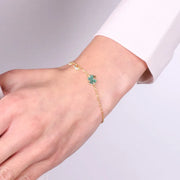 Bracciale in Argento 925  con ciondonolo a forma di quadrifoglio con zirconi verdi e tre punti luce pendenti laterali.