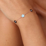 Bracelet en argent 925 plaqué or rose avec des pendentifs émaillés en forme de fleurs