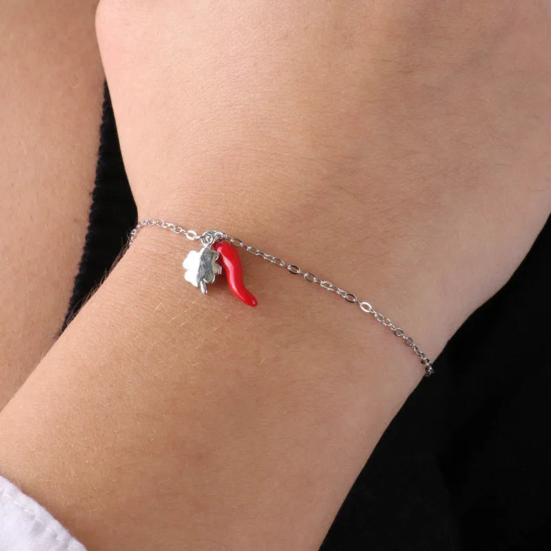 Bracciale in Argento 925 con corno impreziosito da smalto rosso e quadrifoglio portafortuna - BYSIMON gioielli