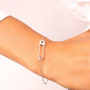 Bracciale in Argento 925 a forma di spilla con dettaglio in zirconi bianchi