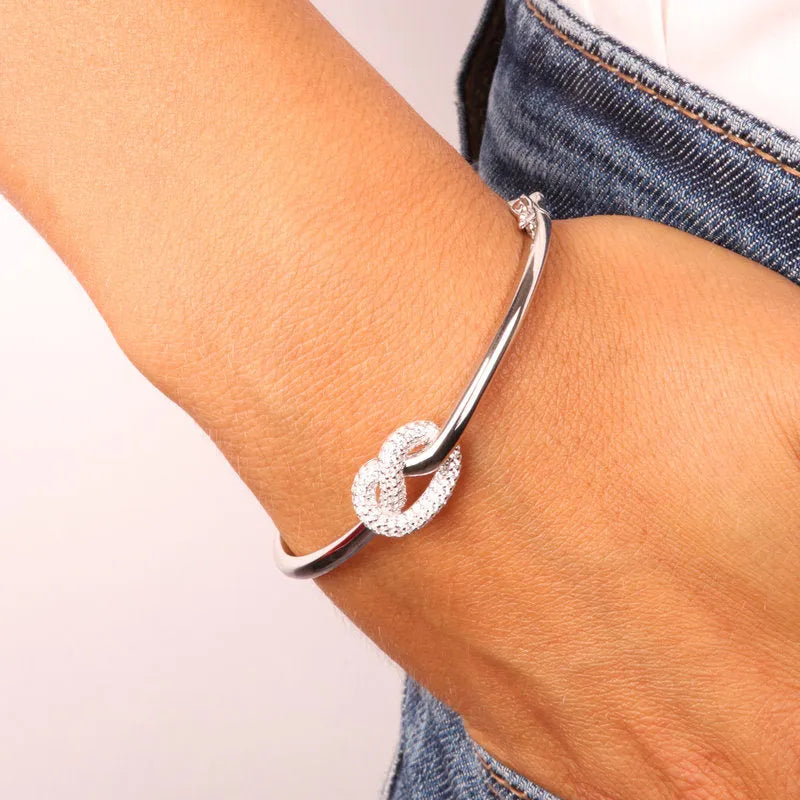 Bracciale in Argento 925 con nodo centrale impreziosito da zirconi bianchi