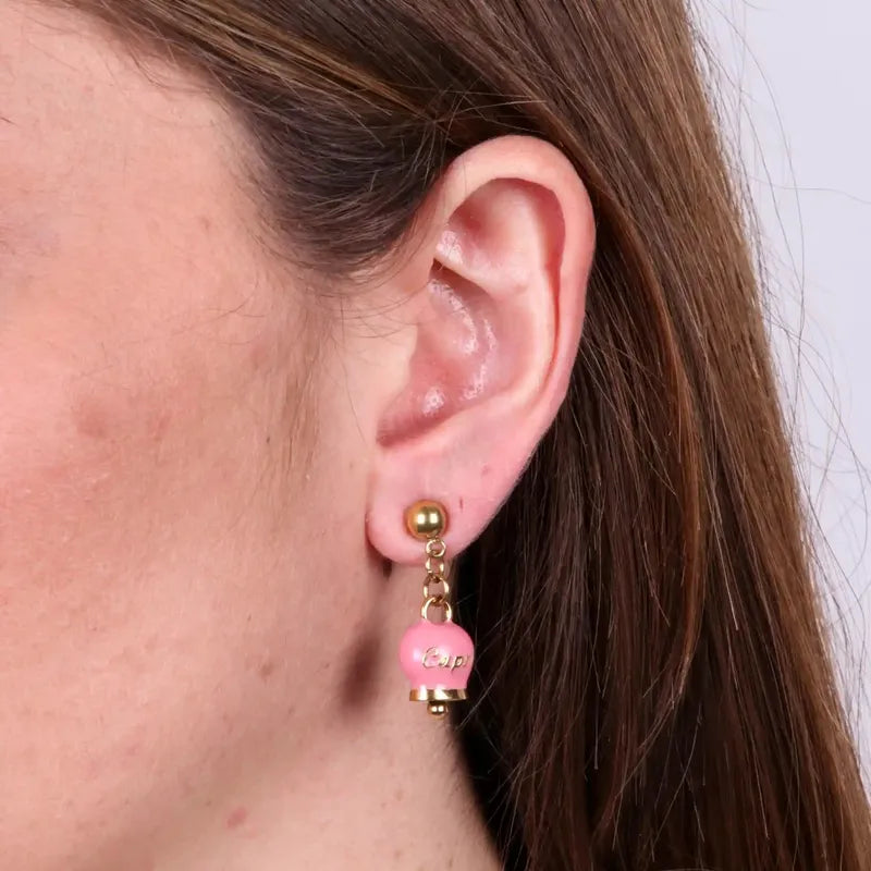 Orecchini in Acciaio con campanella pendente rosa con scritta Capri - BYSIMON gioielli