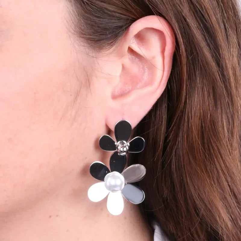 Orecchini in Acciaio con fiori e perla pendente