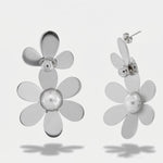 Orecchini in Acciaio con fiori e perla pendente - BYSIMON gioielli