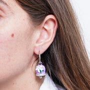 Orecchini in Acciaio campanella viola con fiore bianco