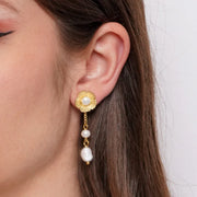 Orecchini in Acciaio fiore con perle pendenti - BYSIMON gioielli