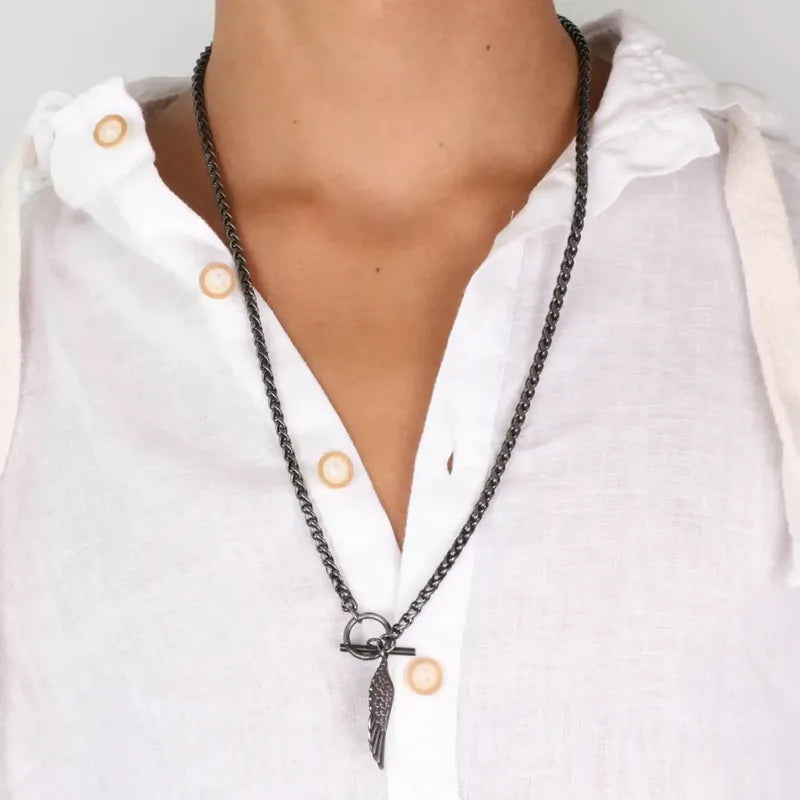 Collana in Acciaio con chiusuta a T sul davanti e pendente a forma di ala d' angelo