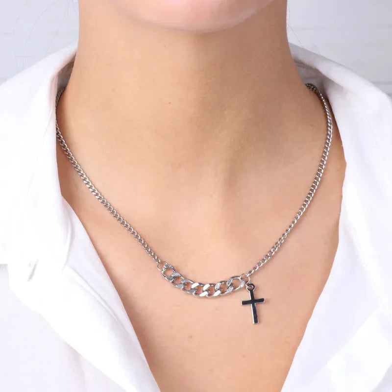 Collana in Acciaio a due grandezze di groumette, con pendente laterale a croce lucida.