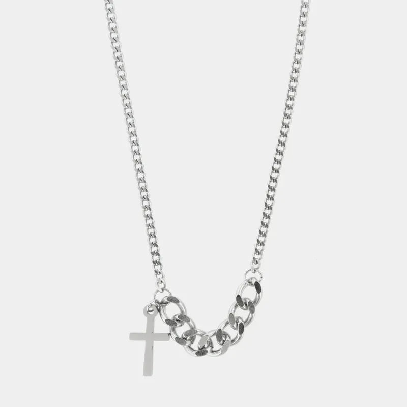 Collana in Acciaio a due grandezze di groumette, con pendente laterale a croce lucida.