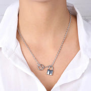 Collana in Acciaio con chiusura a T laterale e pendente lucido a forma di lucchetto.