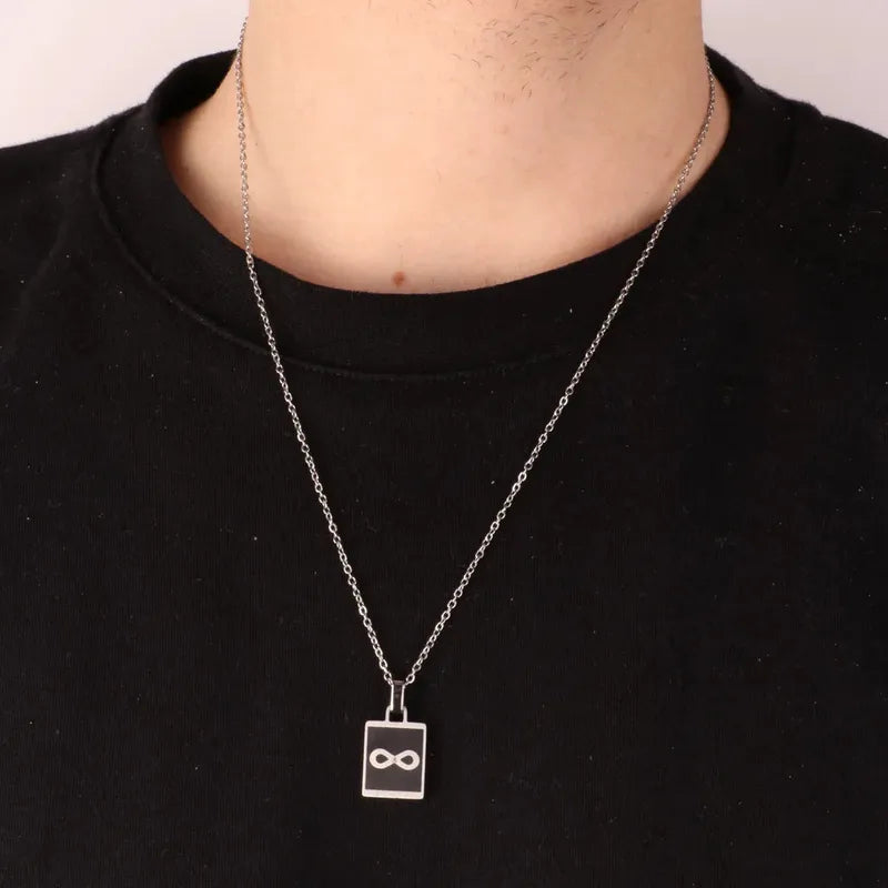 Collana in Acciaio con dettaglio a forma di infinito