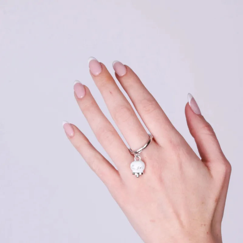 Anello in Acciaio con campanella  pendente  bianca con scritta Capri - BYSIMON gioielli