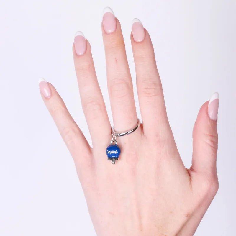 Anello in Acciaio con campanella pendente blu   con scritta Capri - BYSIMON gioielli