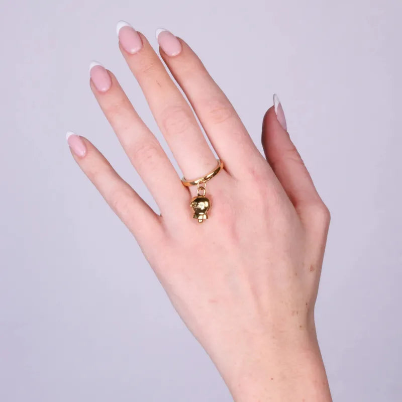 Anello in Acciaio con campanella pendente placcata oro con scritta Capri - BYSIMON gioielli
