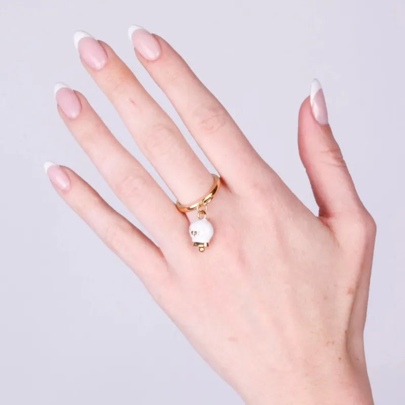 Anello in Acciaio con campanella  pendente  bianca e oro con scritta Capri - BYSIMON gioielli