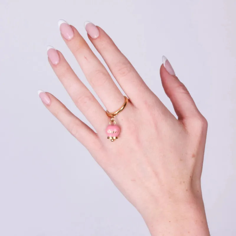 Anello in Acciaio con campanella  pendente  rosa con scritta Capri - BYSIMON gioielli