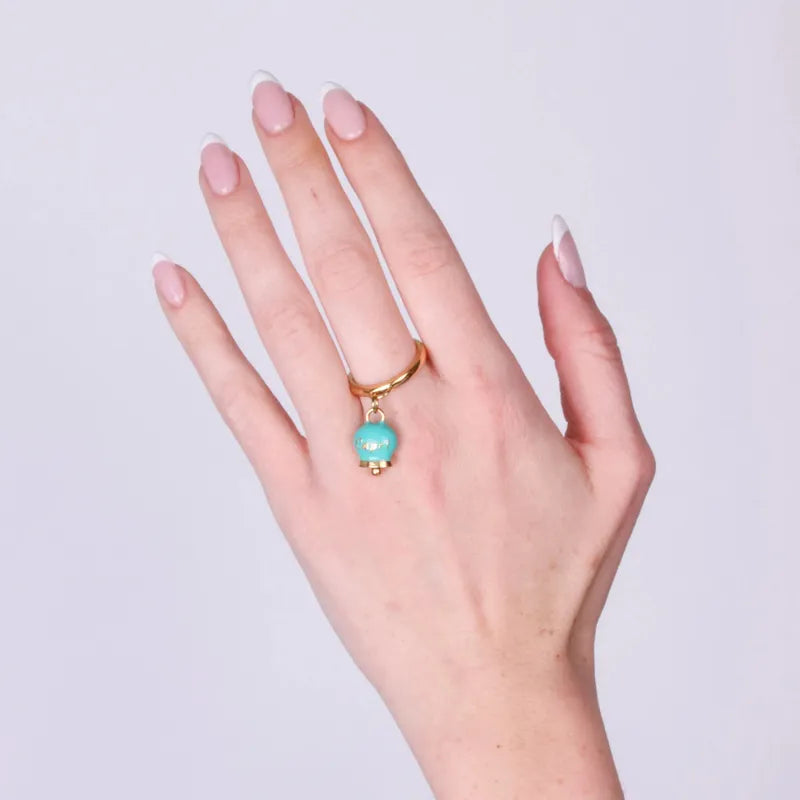 Anello in Acciaio con campanella  pendente  verde con scritta Capri - BYSIMON gioielli