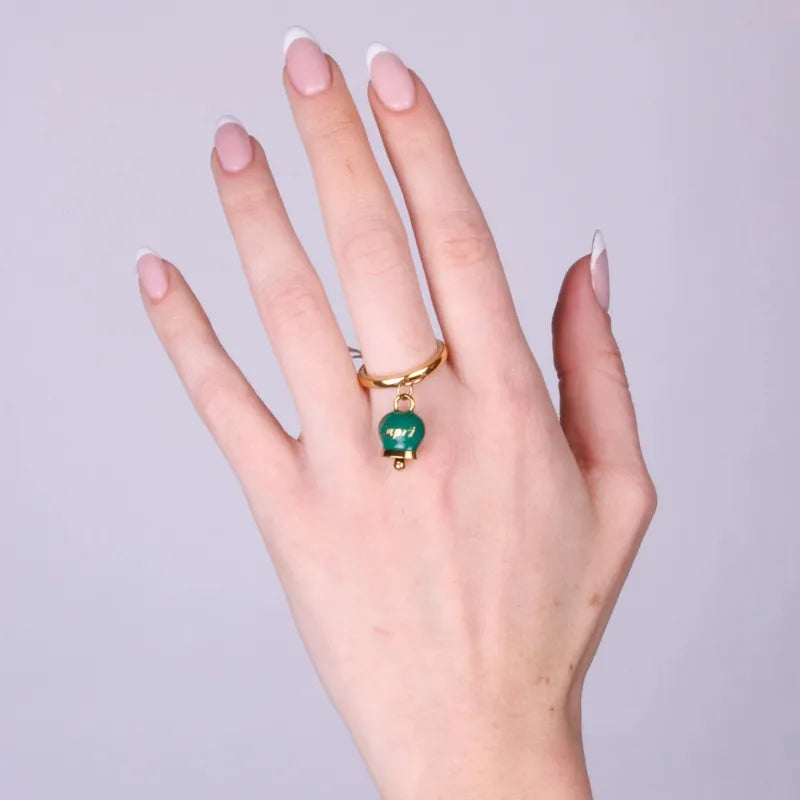 Anello in Acciaio con campanella pendente verde scuro   con scritta Capri - BYSIMON gioielli