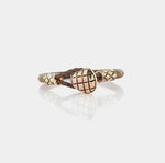 Bracciale in Acciaio rigido in pelle marrone intrecciata, con elementi e chiusura in metallo lucido rosè lavorato a rete.