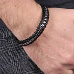 Bracciale in Acciaio rigido in pelle nera intrecciata con una catena in metallo lucido. Chiusura a scomparsa IJEWEL - gioiell