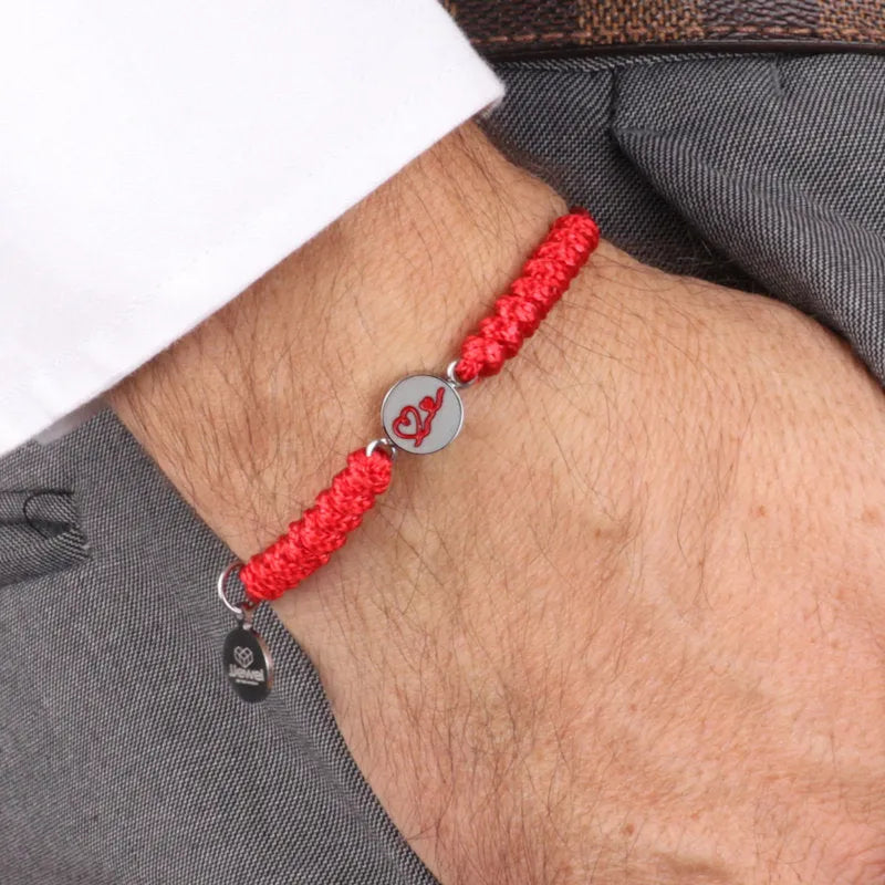Bracciale in Acciaio in corda rossa regolabile e piastra in acciaio con due cuori in smalto rosso