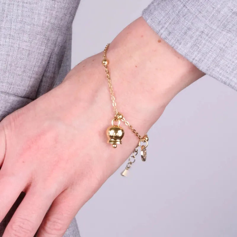 Bracciale in Acciaio con campanella pendente placcata oro con scritta Capri - gioiello BySimon