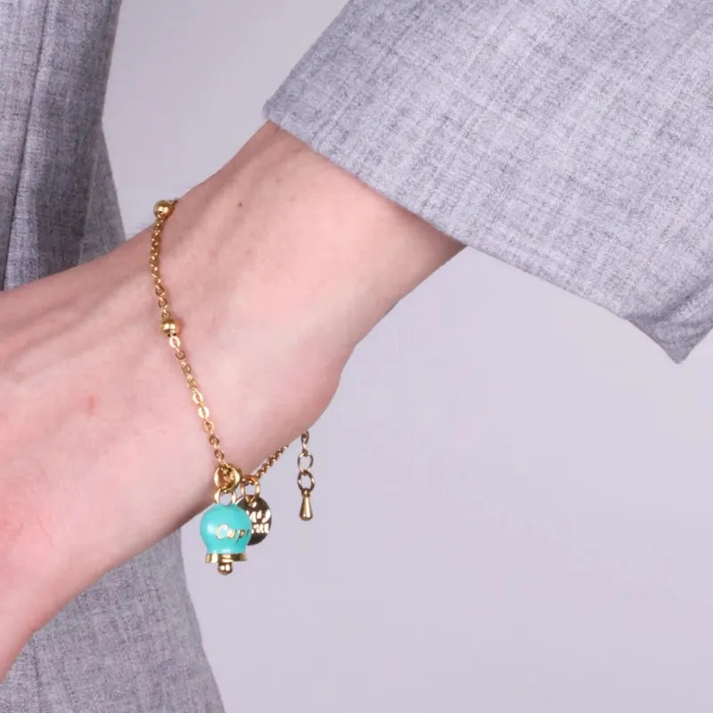 Bracciale in Acciaio con campanella  pendente  verde con scritta Capri - BYSIMON gioielli