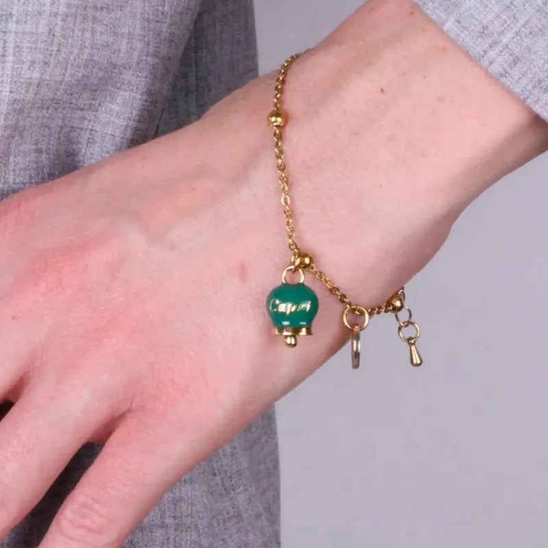 Bracciale in Acciaio con campanella pendente verde   con scritta Capri - BYSIMON gioielli