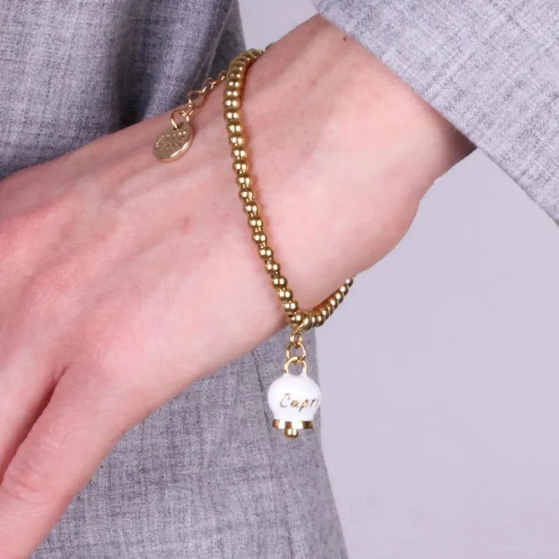 Bracciale in Acciaio a perline con campanella  pendente bianca e oro  con scritta Capri - BYSIMON gioielli