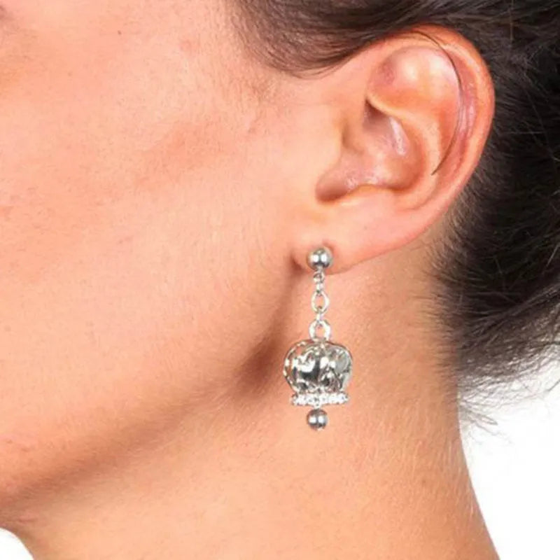 Orecchini in Metallo con campanelle pendenti traforate, a motivo cuori, impreziosite da cristalli