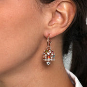 Orecchini in Metallo a cerchietto, con campane pendenti impreziosite da cristalli multicolore e punti luce bianchi