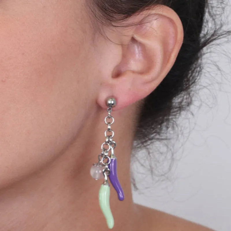 Orecchini in Metallo pendenti con corni portafortuna, impreziositi da smalti colorati